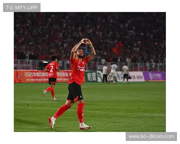 正确举足球旗的方法与注意事项让你轻松掌握比赛中的判罚技巧