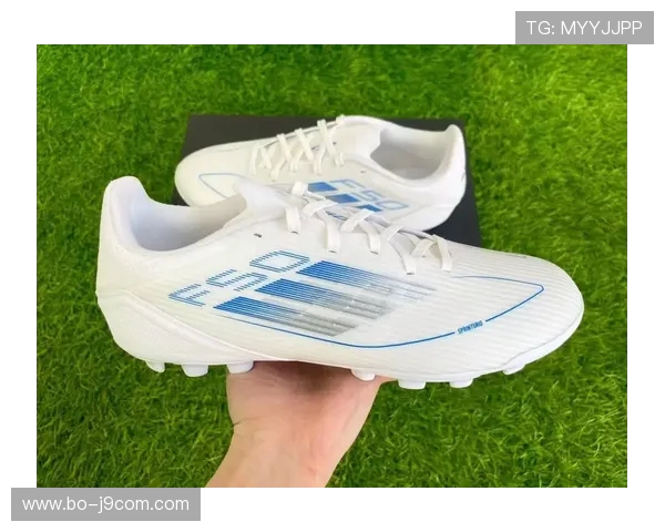 聚焦阿迪达斯足球新款外套演绎运动风尚潮流新品魅力体验升级