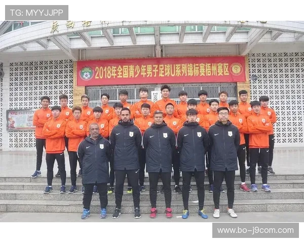 足球青训球员是否可以签订职业合同的可行性与注意事项探讨全面分析